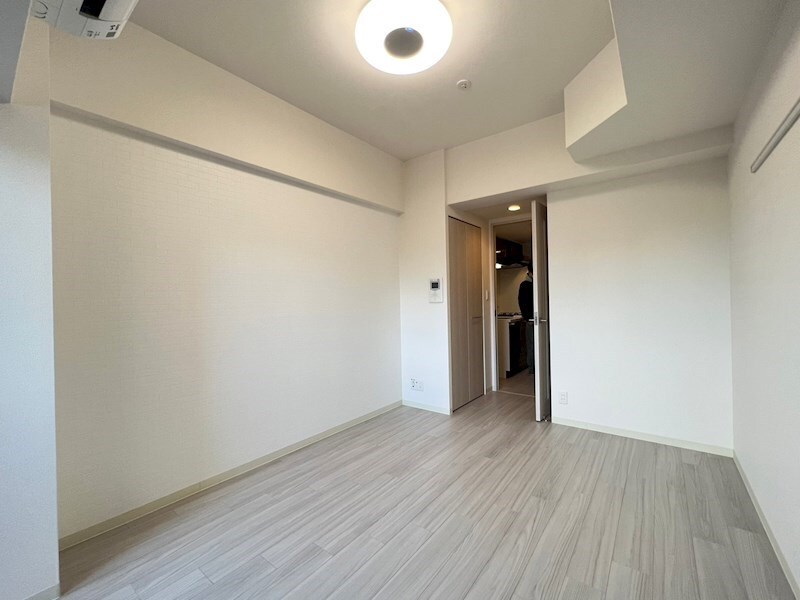 物件内観写真9　(落ち着いた色調の寝室です)