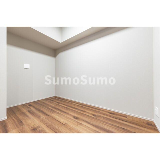 物件内観写真4　(広くて明るい寝室)