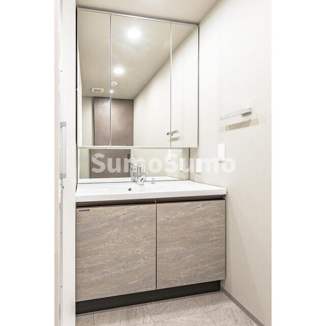 物件内観写真6　(広い洗面スペース)