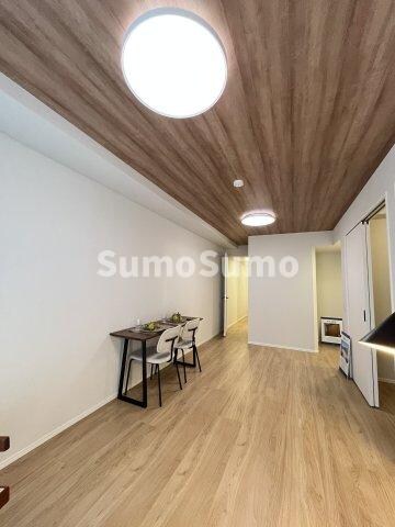 物件内観写真11　(明るい色調の室内です)