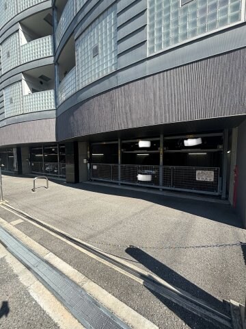 物件外観写真2　(清潔なエントランスです)