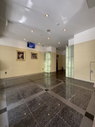 物件外観写真3　(ゆとりのあるロビーです)