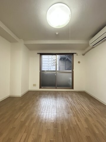 物件内観写真3　(ゆったりとした居間です)