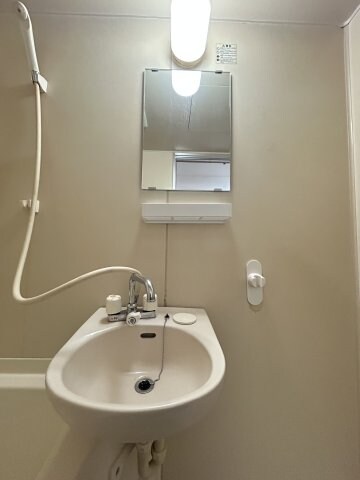 物件内観写真9　(明るい洗面所です)