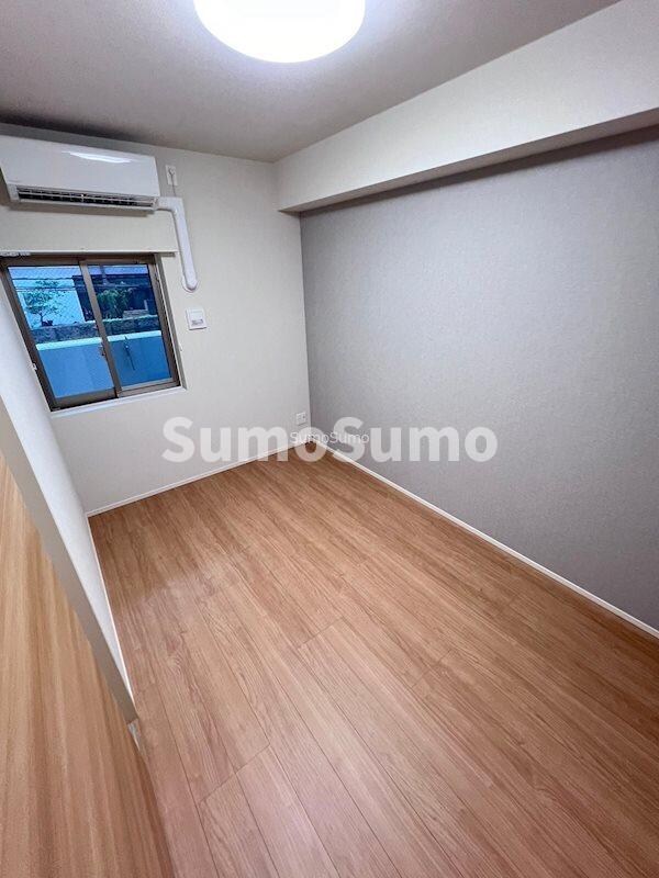 物件内観写真7　(落ち着いた色調の寝室です)