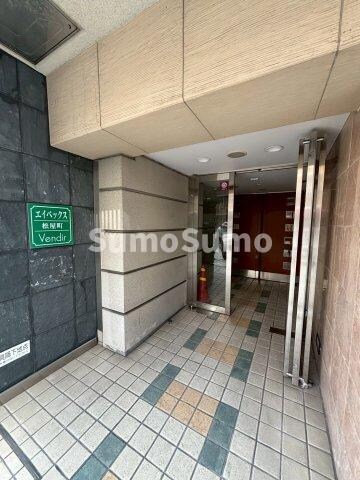 物件外観写真2　(落ち着いたエントランスです)