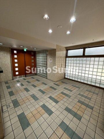 物件外観写真3　(ゆとりのあるロビーです)