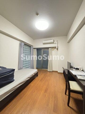 物件内観写真7　(落ち着いた色調の寝室です)