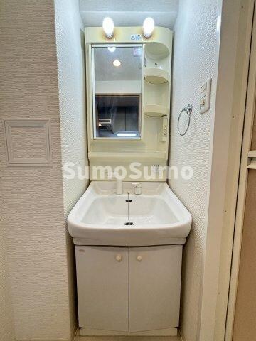 物件内観写真11　(広い洗面スペース)