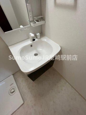 物件内観写真9　(朝の支度にも助かる、独立の洗髪洗面化粧台)