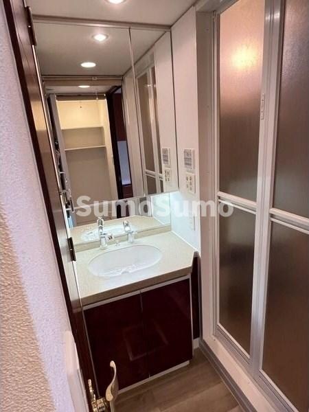 物件内観写真10　(広い洗面スペース)