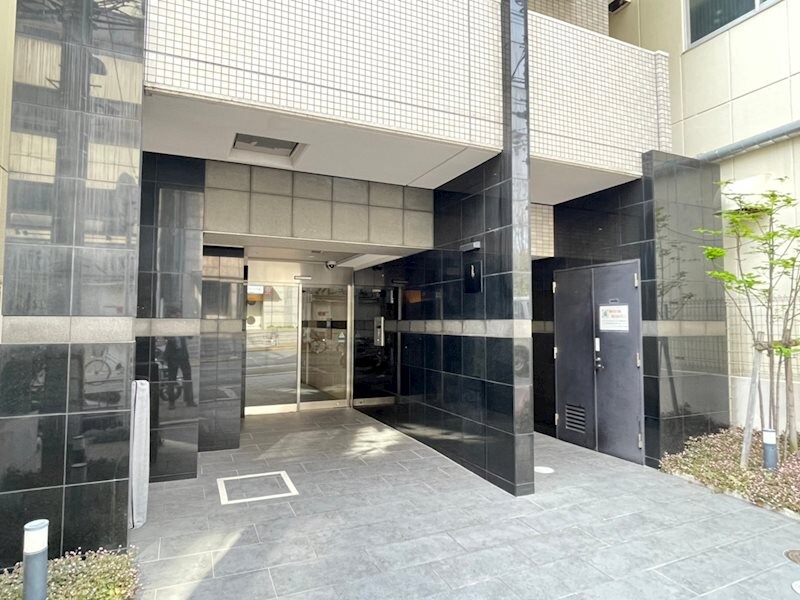 物件外観写真2　(清潔なエントランスです)