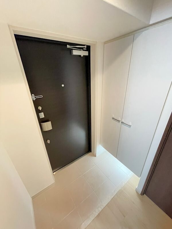 物件内観写真4　(明るい玄関です)