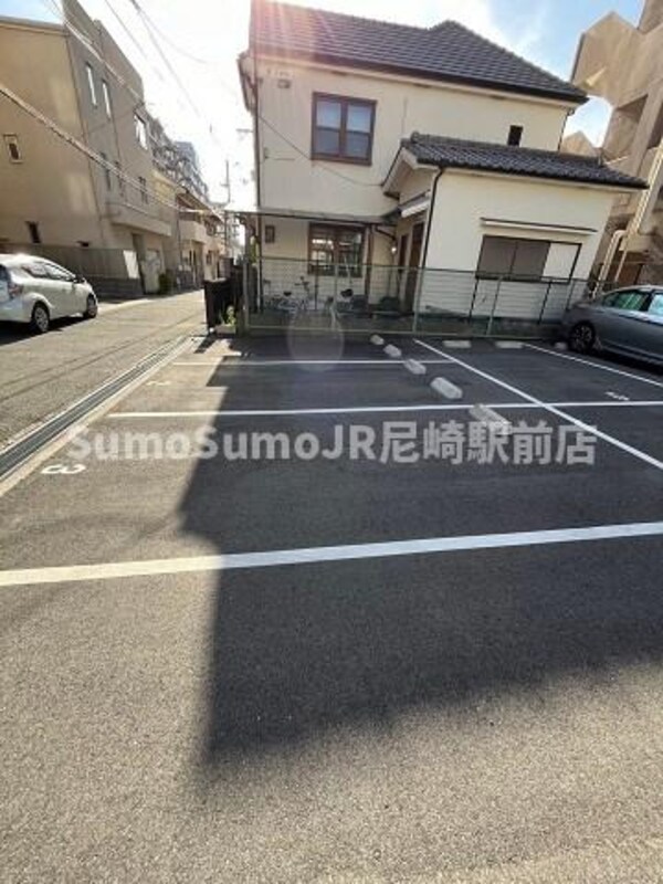 駐車場(車をお持ちの方に嬉しい駐車場付きの物件です)