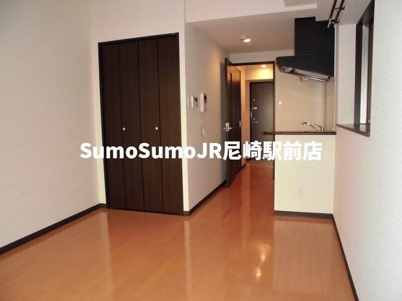 物件内観写真3　(こちらのリビングで趣味の時間をお楽しみください)