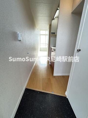 物件内観写真4　(明るい玄関です)