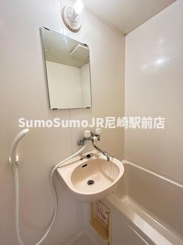 物件内観写真10　(広い洗面スペース)