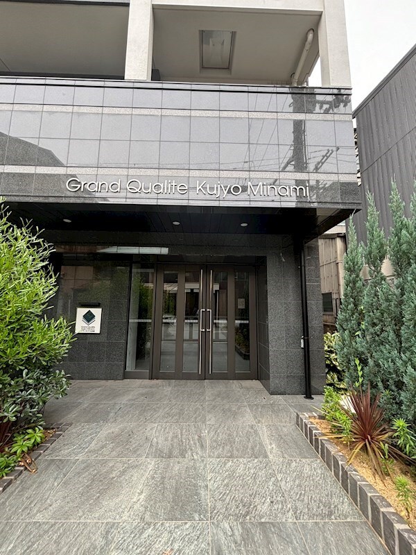 物件外観写真2　(清潔なエントランスです)