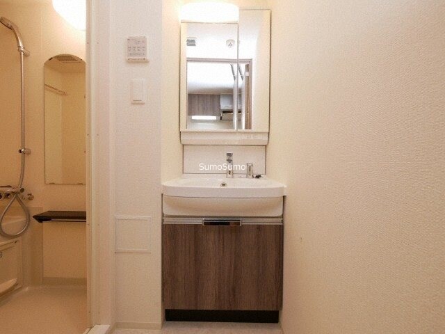 物件内観写真11　(朝の支度にも助かる、独立の洗髪洗面化粧台)