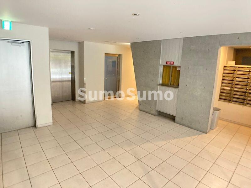 物件外観写真3　(清潔なロビーです)