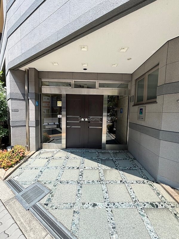 物件外観写真2　(清潔なエントランスです)