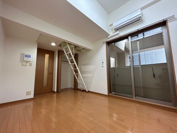 寝室(落ち着いた色調の寝室です)
