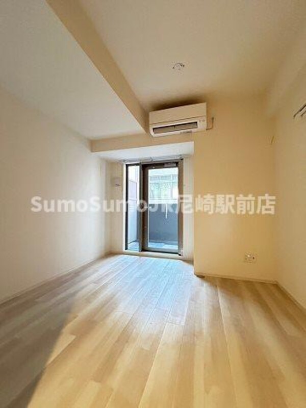 居室(こちらのリビングで趣味の時間をお楽しみください)