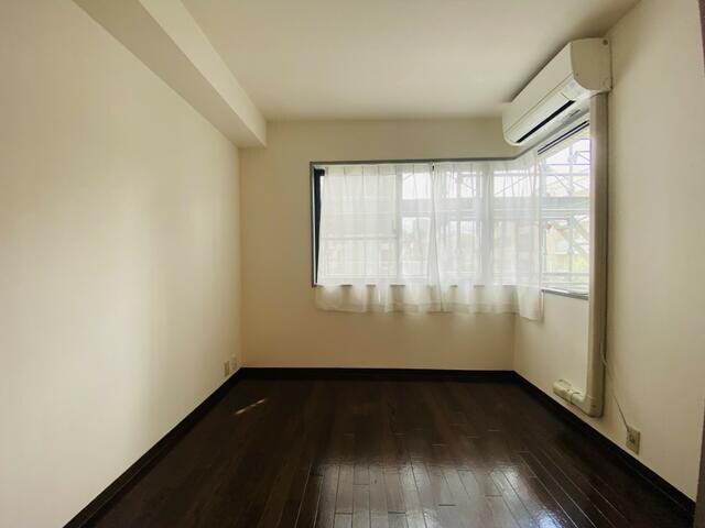 物件内観写真4　(寝室用エアコン１基完備 )
