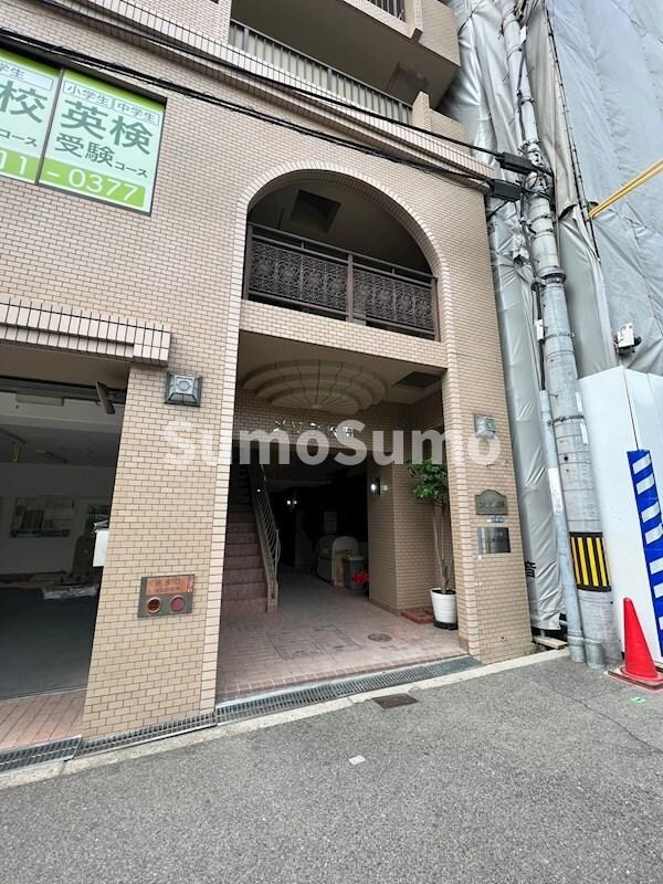 物件外観写真2　(清潔なエントランスです)