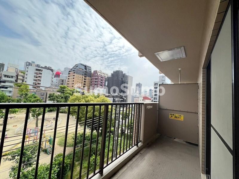 物件内観写真9　(開放的で明るい空間を演出してくれるバルコニーです)