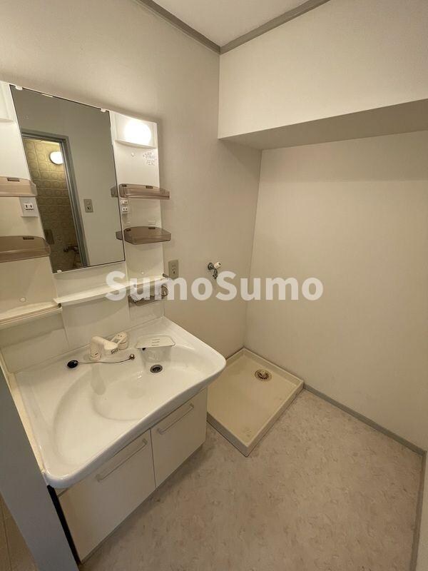 物件内観写真11　(広い洗面スペース)