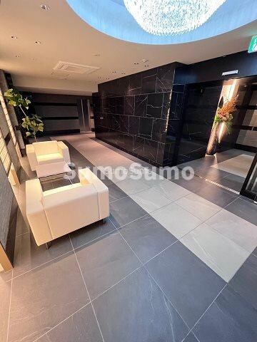 物件外観写真3　(清潔なロビーです)