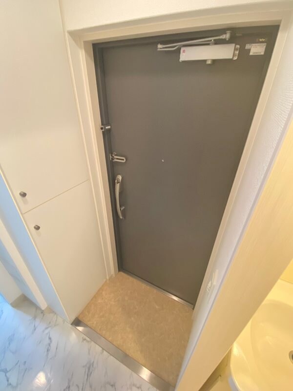 物件内観写真5　(明るい玄関です)