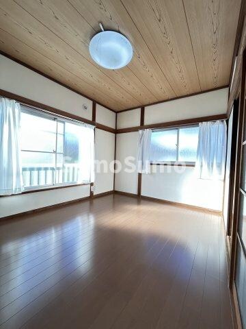 物件内観写真5　(こちらのリビングで趣味の時間をお楽しみください)