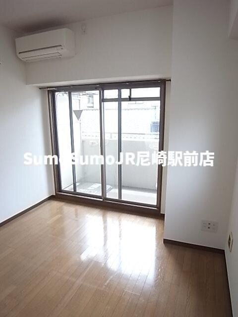 物件内観写真5　(ゆったりとした居間です)