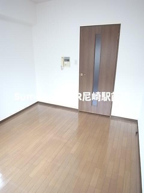 物件内観写真7　(広くて明るい寝室)