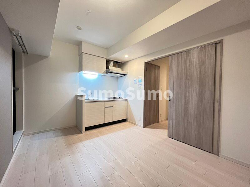 物件内観写真5　(こちらの居間で趣味の時間をお楽しみください)