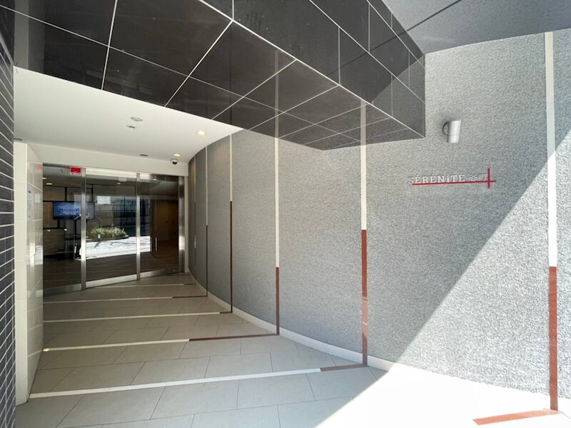 物件外観写真2　(落ち着いたエントランスです)