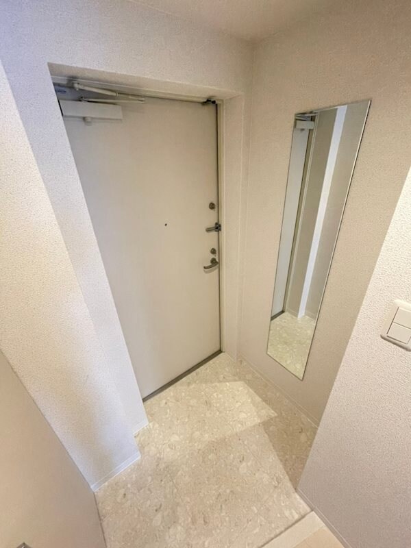 物件内観写真4　(明るい玄関です)