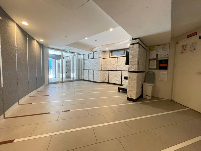 物件外観写真3　(清潔なロビーです)