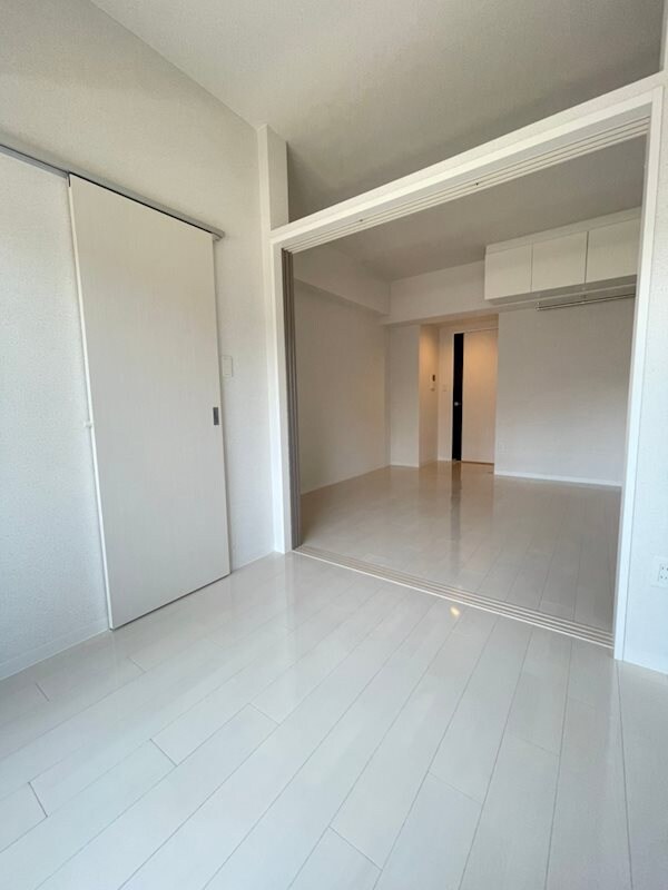 物件内観写真7　(広くて明るい寝室)