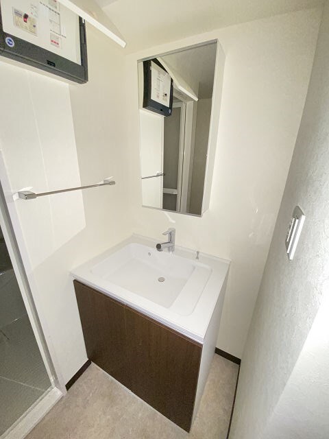 物件内観写真8　(独立洗面化粧台が付いています)