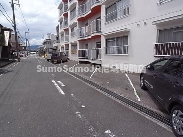 物件外観写真2　(車をお持ちの方に嬉しい駐車場付きの物件です)
