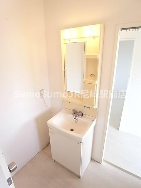 物件内観写真10　(独立洗面化粧台が付いています)