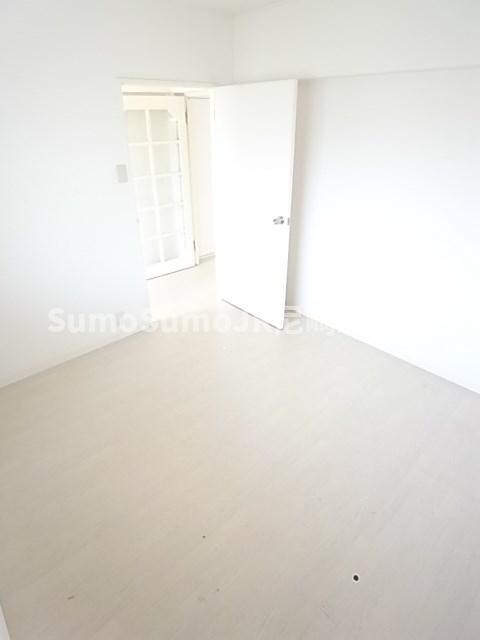 物件内観写真14　(こちらの居間で趣味の時間をお楽しみください)