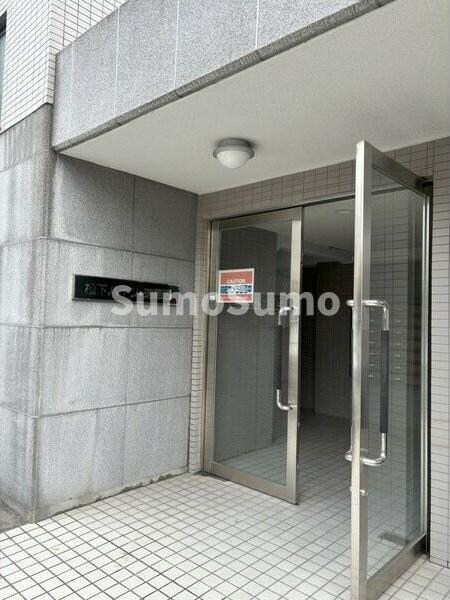 物件外観写真2　(落ち着いたエントランスです)