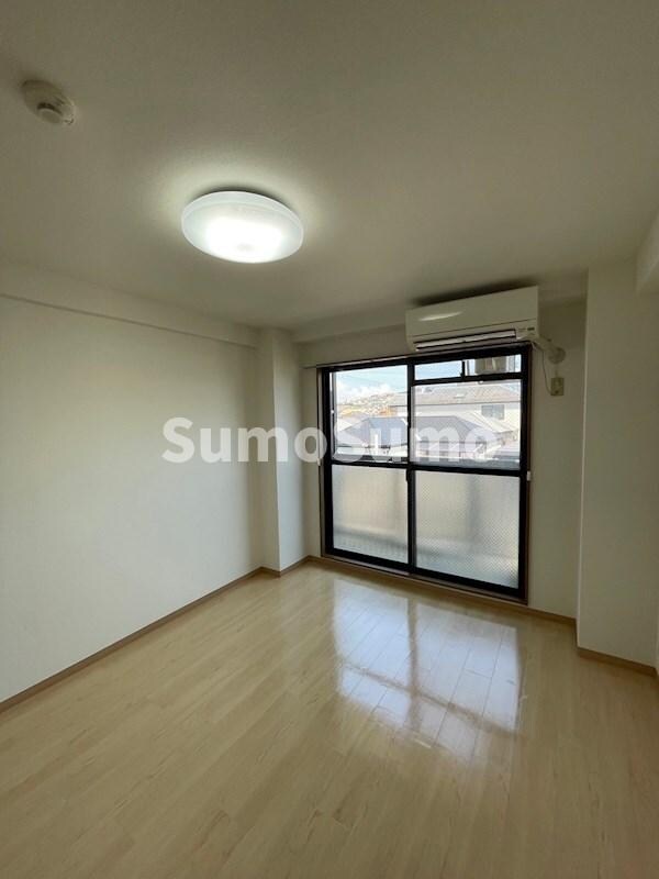 寝室(広くて明るい寝室)