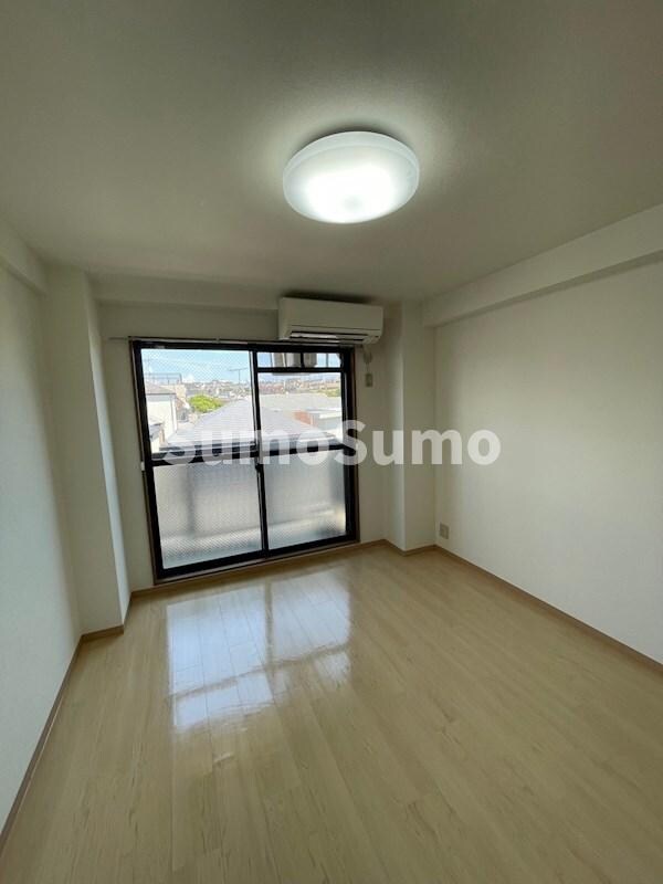 物件内観写真9　(開放的な寝室です)