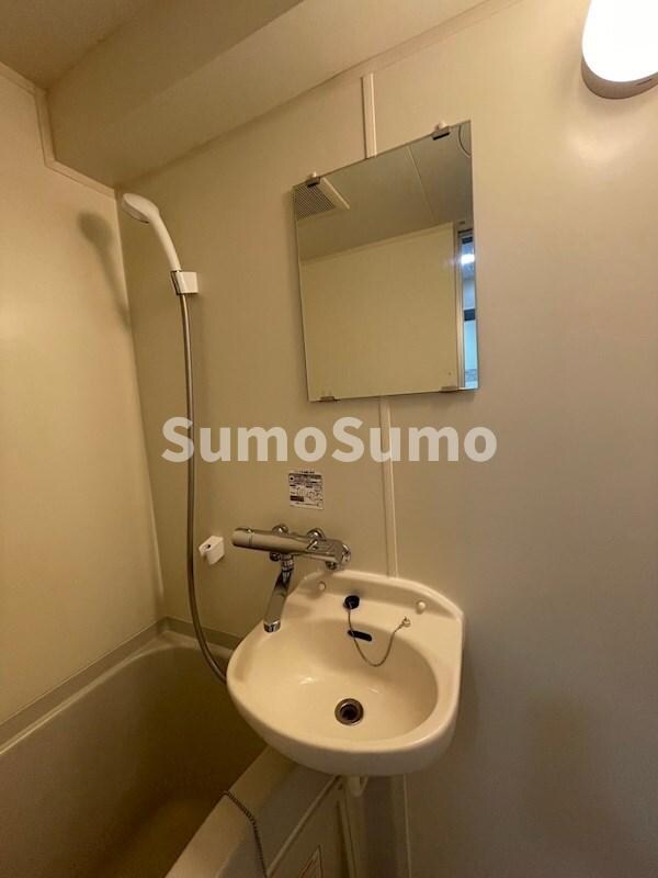 物件内観写真12　(広い洗面スペース)