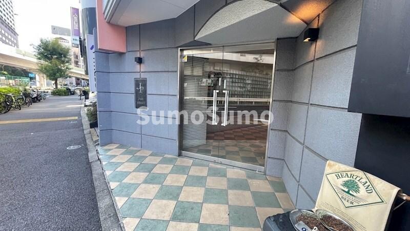 物件外観写真3　(ゆとりのあるエントランスです)